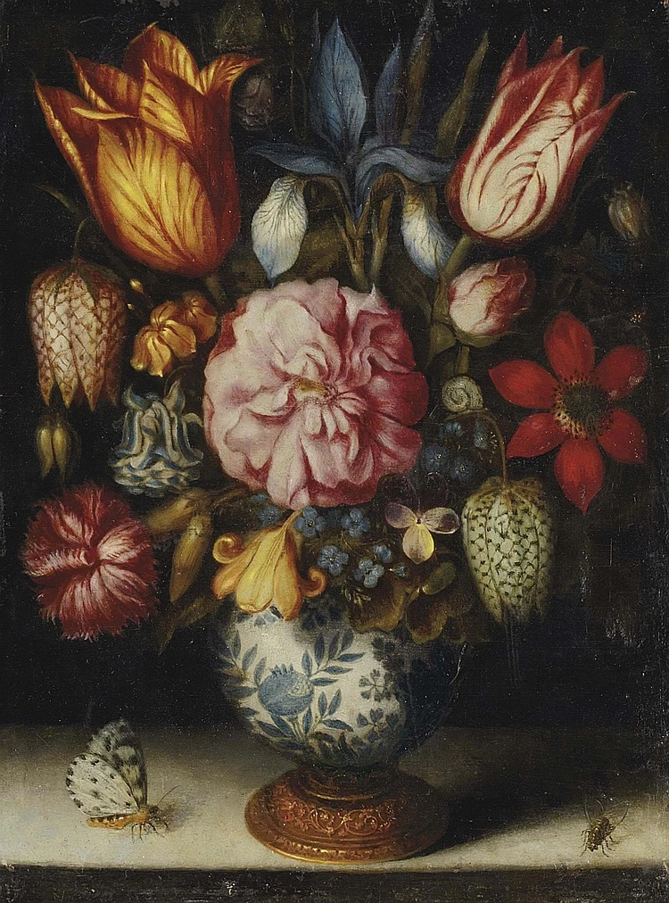Bouquet di tulipani, rose, iris, garofani e aquilegie in vaso di porcellana